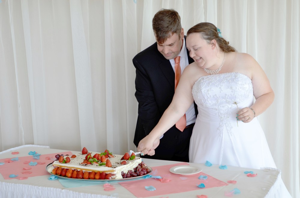 Geoff and Maria cut their wedding cake.